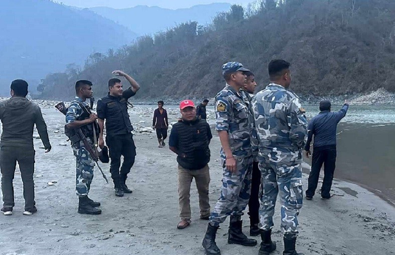 सुनकोसीमा बेपत्ता ३ बालबालिका खोज्न इटहरीबाट सशस्त्रको गोताखोर परिचालन गरिदै