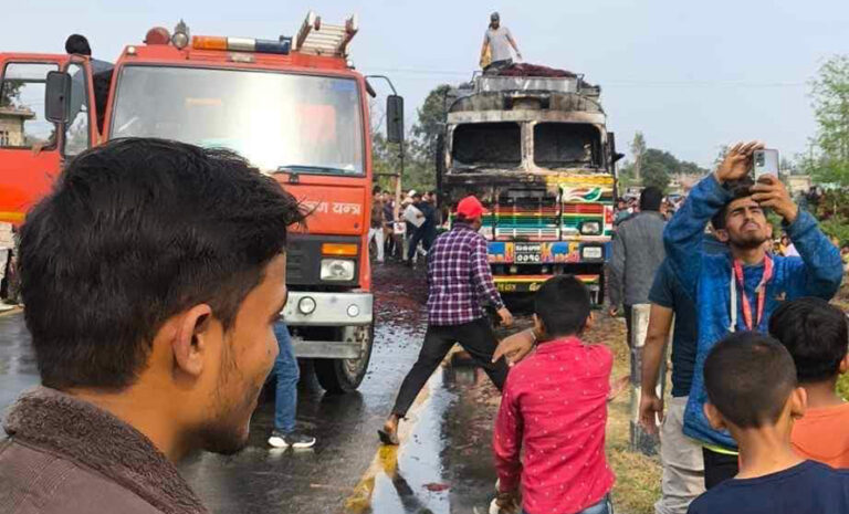 कैलालीमा लाइटर र खुर्सानी बोकेको ट्रकमा आगलागी