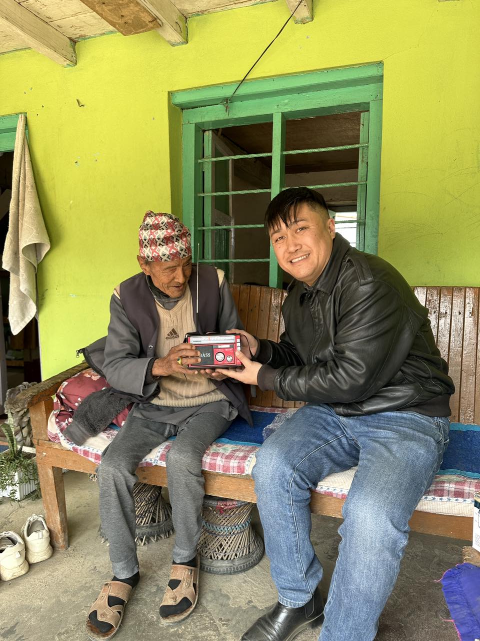  सूर्योदय १० द्धारा ज्येष्ठ नागरिकलाई रेडियो वितरण