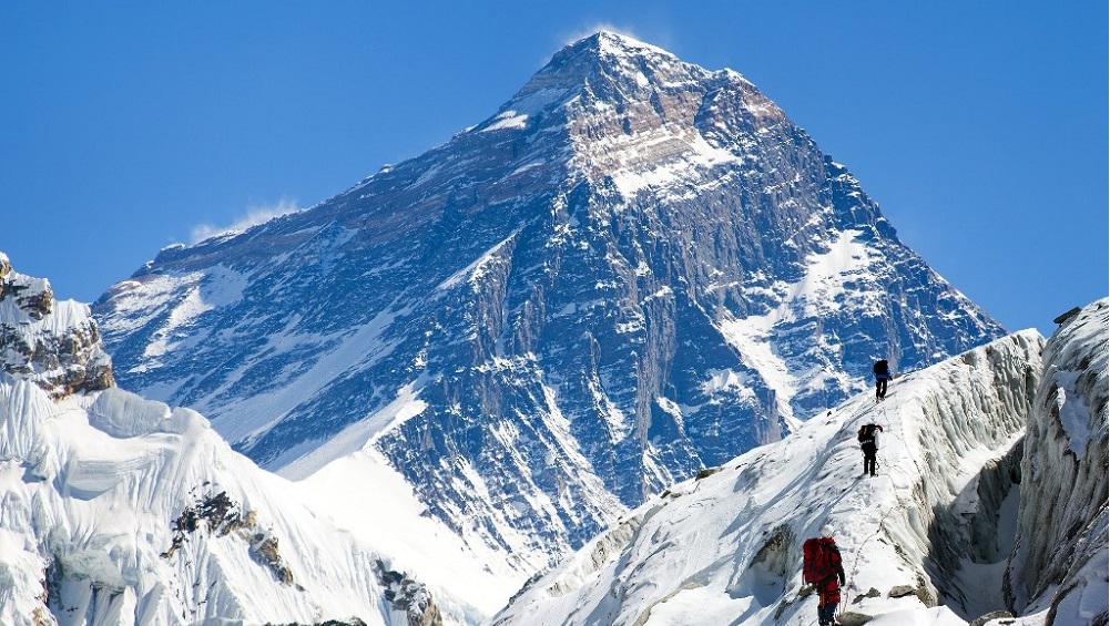 शव खोज्न सगरमाथातर्फ सैनिक
