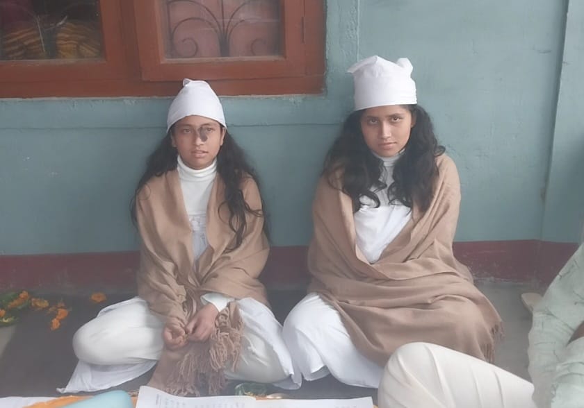 आमाको काज किरिया गर्दै इलामका छोरी