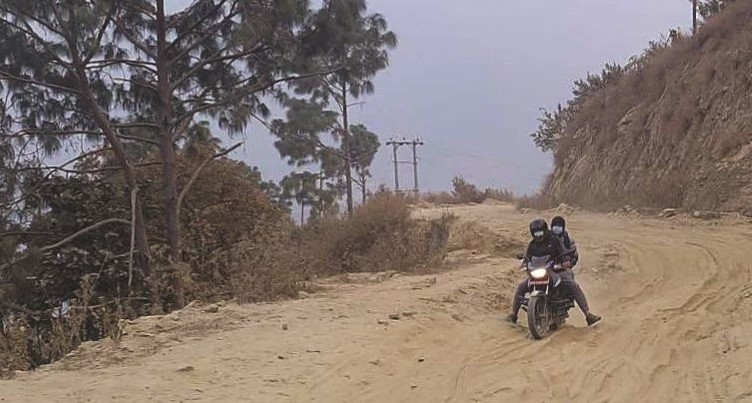 खोटाङ : दिक्तेल बजारलाई पूर्वी तराईसँग जोड्ने महुरे–फोक्सिङटार सडक सात वर्ष देखि अलपत्र