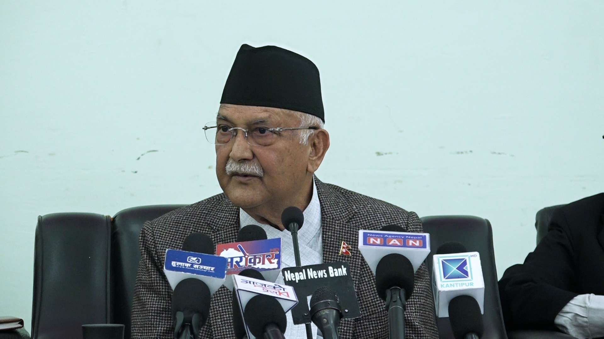 वामदेवको एमाले पुनरागमन चाहनाबारे ओलीले भने– ‘पछि छलफल गर्छौ’