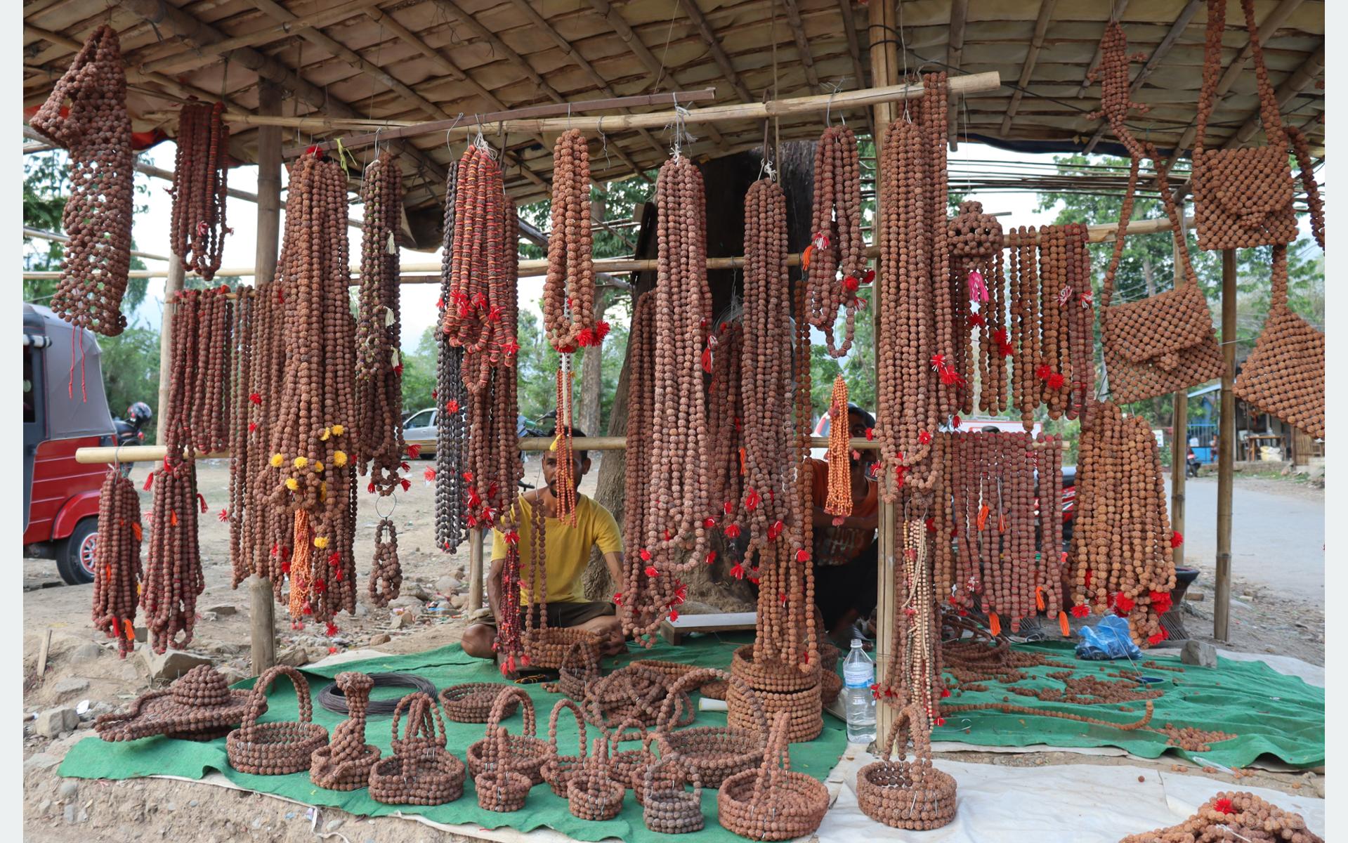 रुद्राक्ष बेचेर मासिक ४० हजारसम्म कमाउँछन् धरानका सन्तोष
