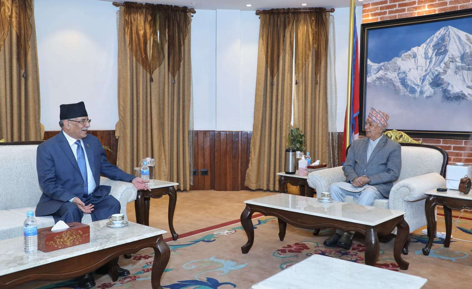 संसद्मा निरन्तर गतिरोध भइरहेका बेला प्रधानमन्त्रीले भेटे राष्ट्रपति