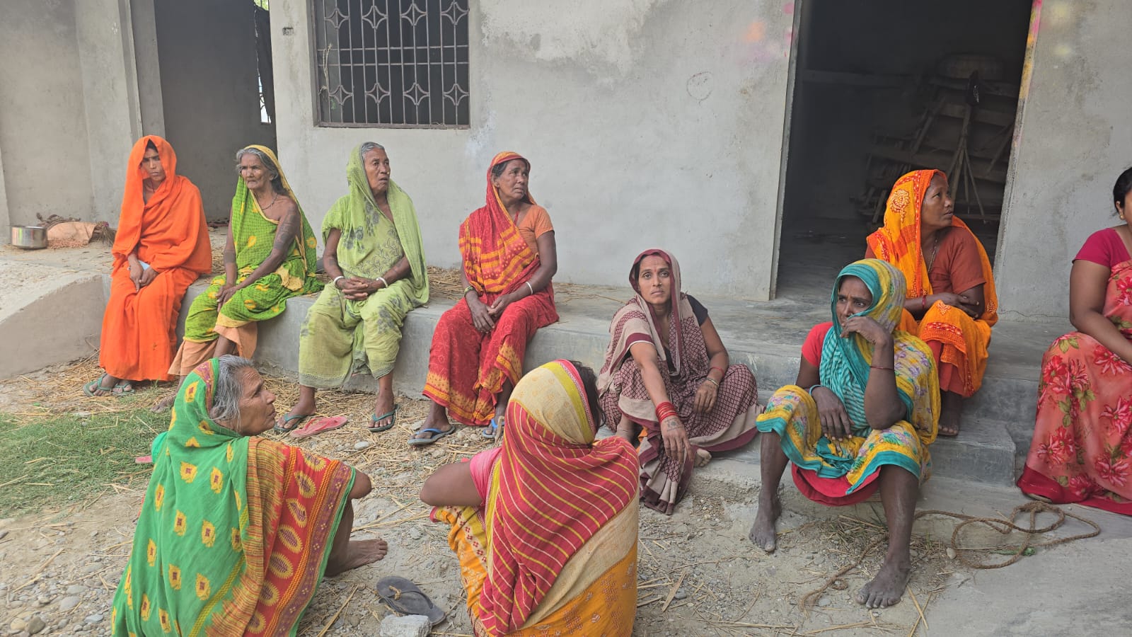 लहानमा बम पड्काएर ४ घर लुटियाे, दुई जना स्थानीय गम्भीर घाईते