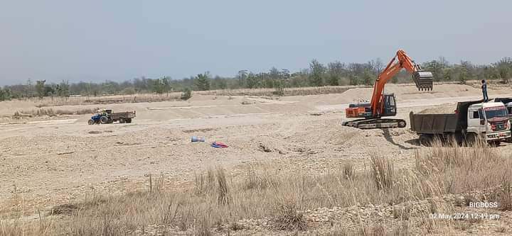 बकैया नदी उत्खनन् रोक्न नेविसंघले डोजरको साँचो खोसेर मेयरलाई बुझायो