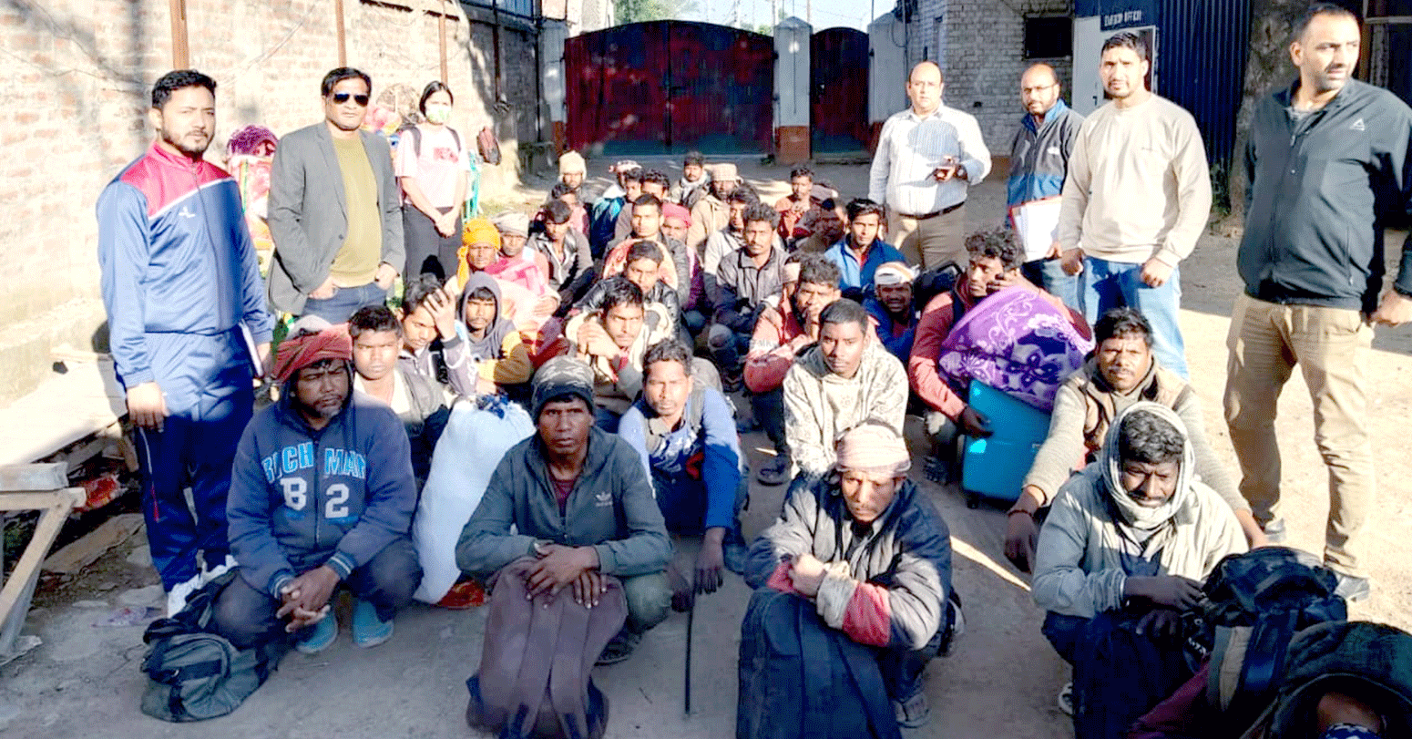 तीन महिनादेखि कस्मिरमा बन्धक ३५ नेपालीको उद्धार, प्रहरीले उद्धार गरेका नेपाली घर फर्किए