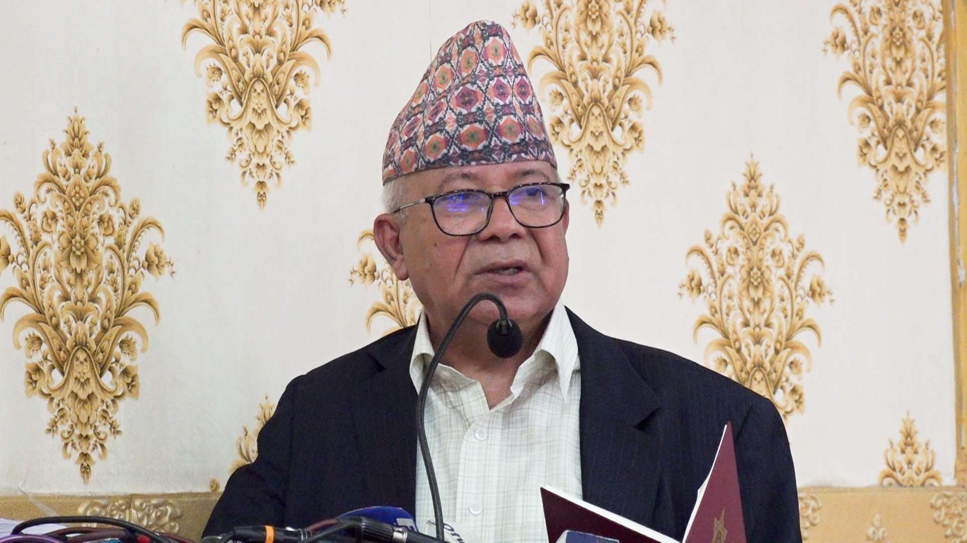 कम्युनिष्टहरु नै कम्युनिष्ट सिध्याउन लागिपरेका छन ः माधव नेपाल