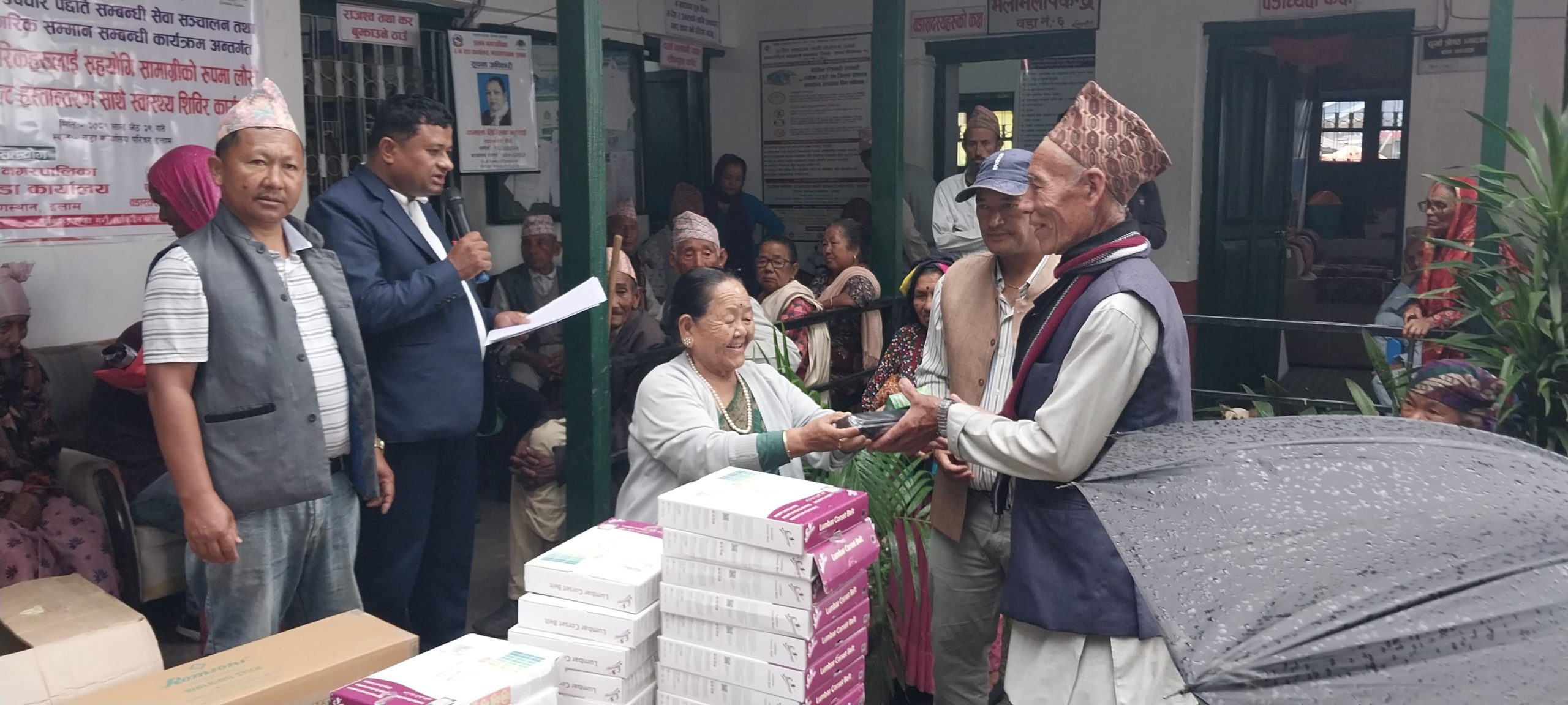 बृद्धबृद्धाहरुको स्वास्थ्य परिक्षण तथा सहयोगी सामाग्री हस्तान्तरण