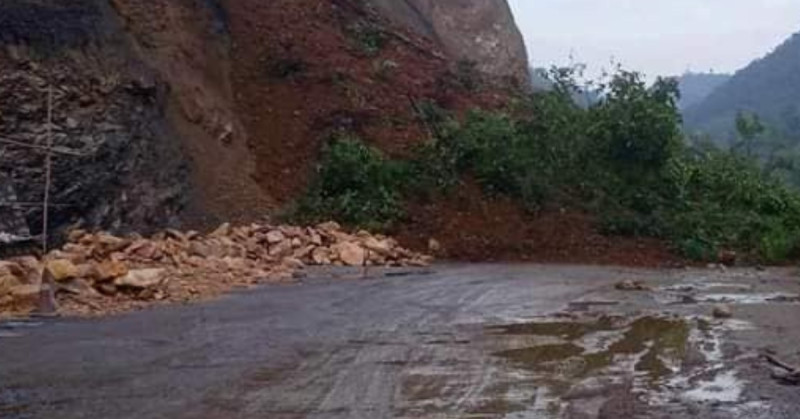 अविरल वर्षाले खोटाङका ग्रामीण सडक अवरुद्ध