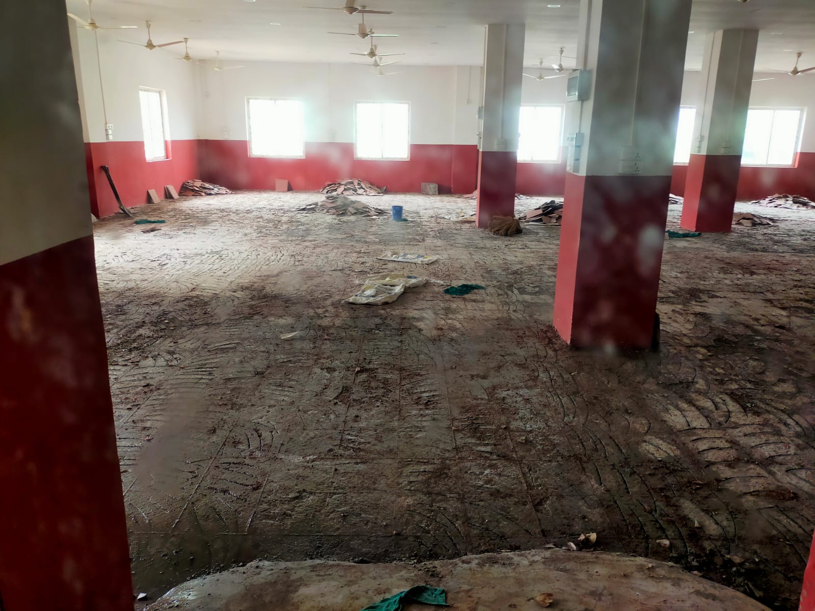 कोशी अस्पतालमा अनियमितताको परकाष्ठा : नयाँ हलको टायल्स उक्काइयो, कोटेसनमार्फत अर्को लगाउने तयारी