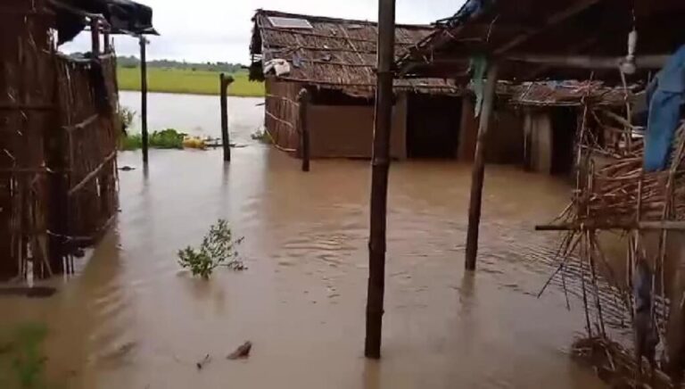 माईखोलाको बाढीले तीन परिवार विस्थापित