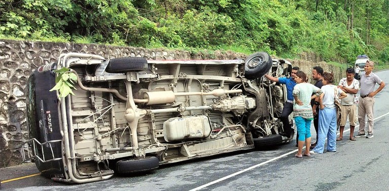 काठमाडौँबाट इटहरी आउँदै गरेको हायस दुर्घटना , इटहरीका २ सहित १० जना घाइते