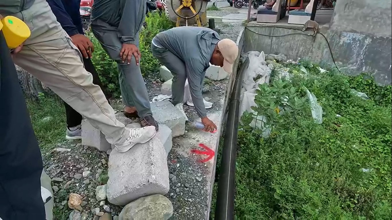 इटहरीको खेतीखोलामा २५० बढी घर भत्किन सक्ने ,खोलाको सीमा छुट्टाउन नाप जाँच तीव्र