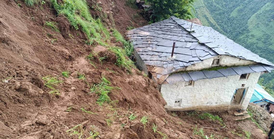 लमजुङ बगुममा पहिरोले तीन घर बगायो, आमा र दुई छोरीसहित चारको मृत्यु