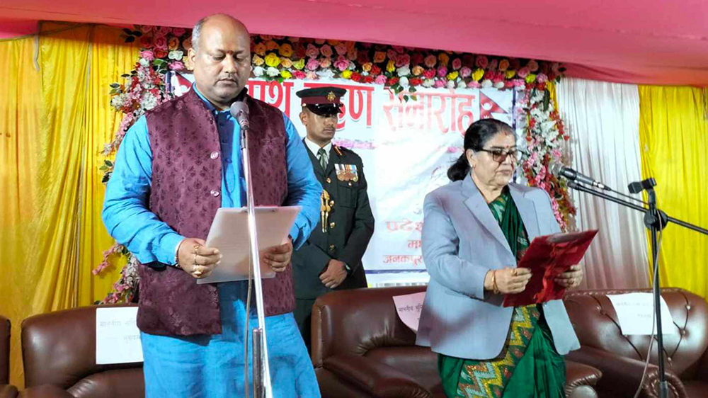 मैथिली भाषामा सपथ लिएर मुख्यमन्त्रीको काम थाले सतिश सिंहले