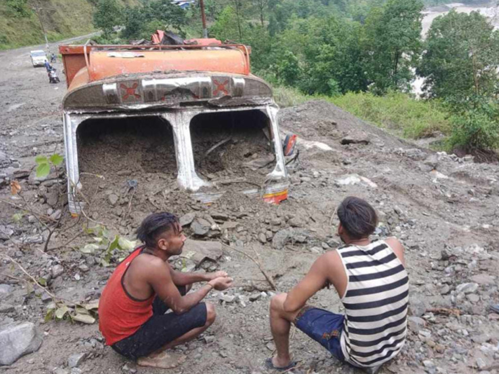 पहिरोले ट्रक पुरियो, मध्यपहाडी लोकमार्ग अवरुद्ध