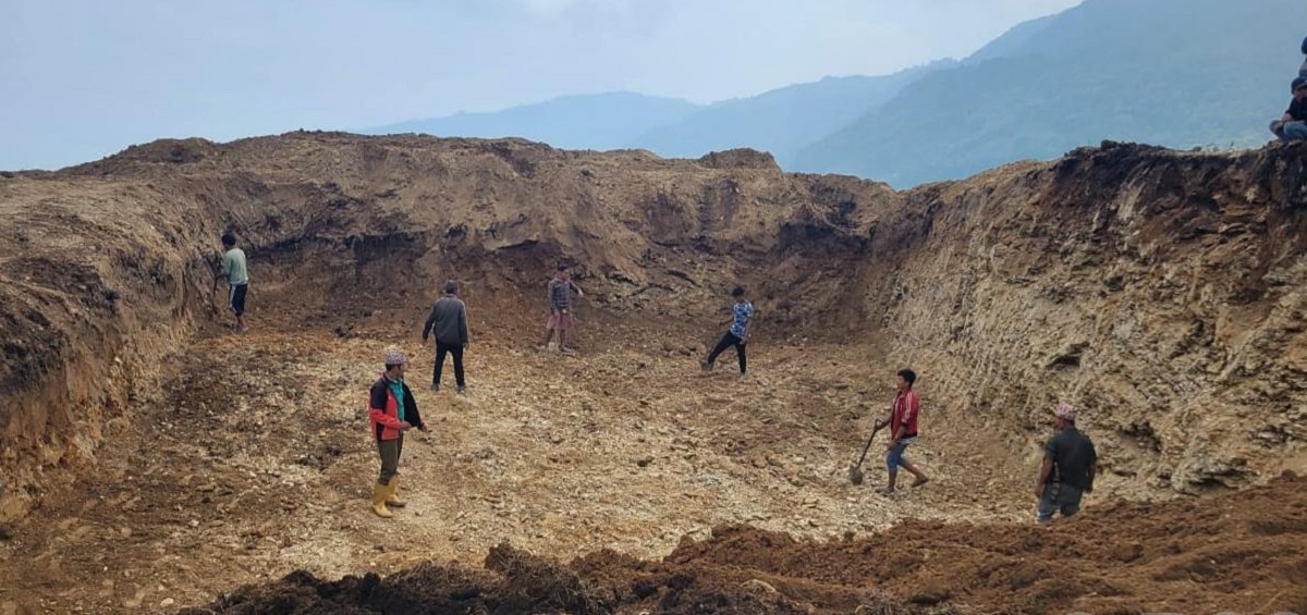 पानीका मुहान संरक्षण गर्न रिचार्ज पोखरी निर्माण