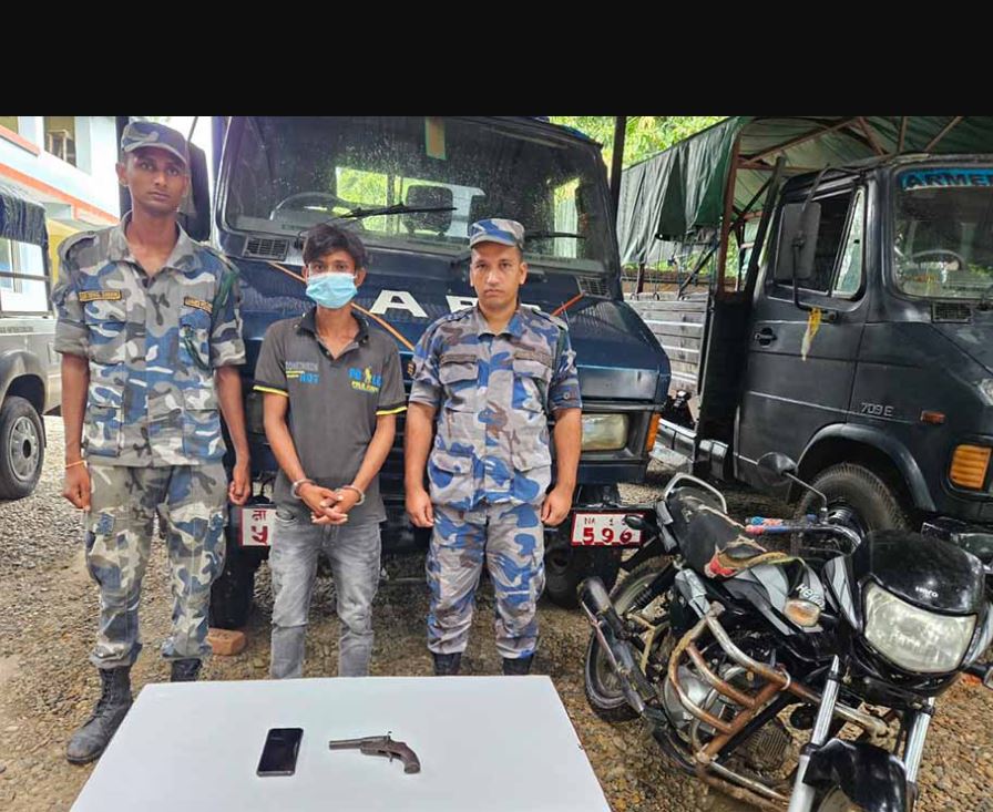 भारतीय नागरिक पेस्तोलसहित पक्राउ