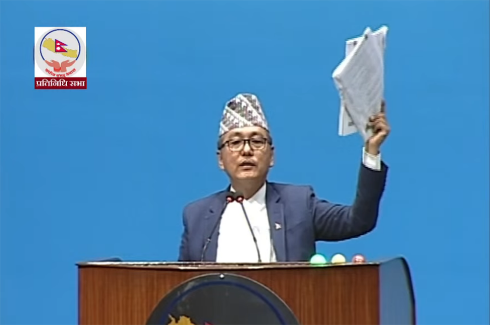 राजेन्द्र लिङ्देनले रोष्ट्रममै च्याते भौतिक मन्त्रालयको बजेट पुस्तिका
