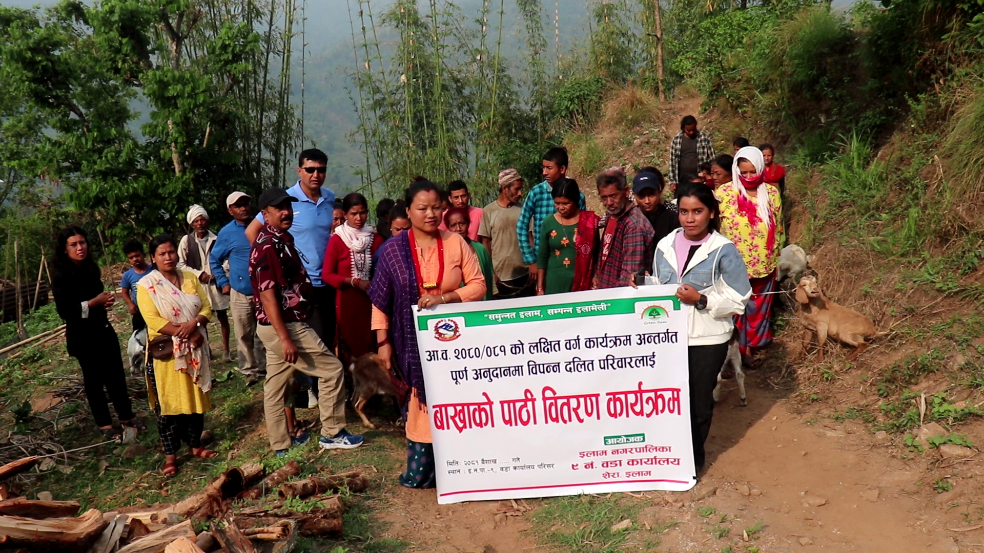 किसानलाई हाते ट्याक्टर र बाख्रा वितरण