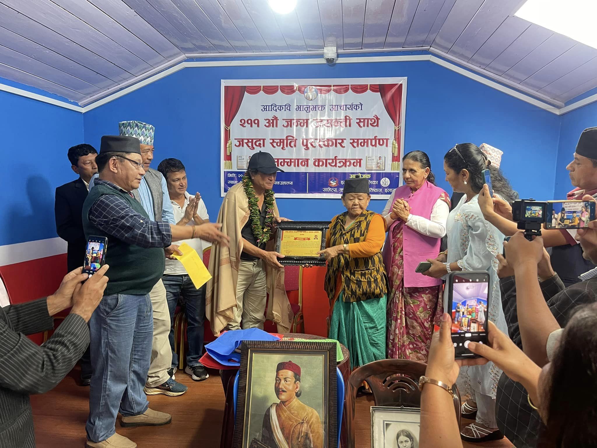 साहित्यकार कैलाश पुुरस्कृत घिमिरेलाई  सम्मान 
