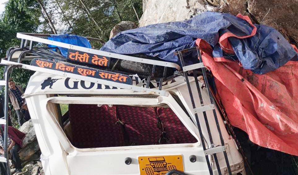 पहिरो झर्दा घर र गाडीमा क्षति