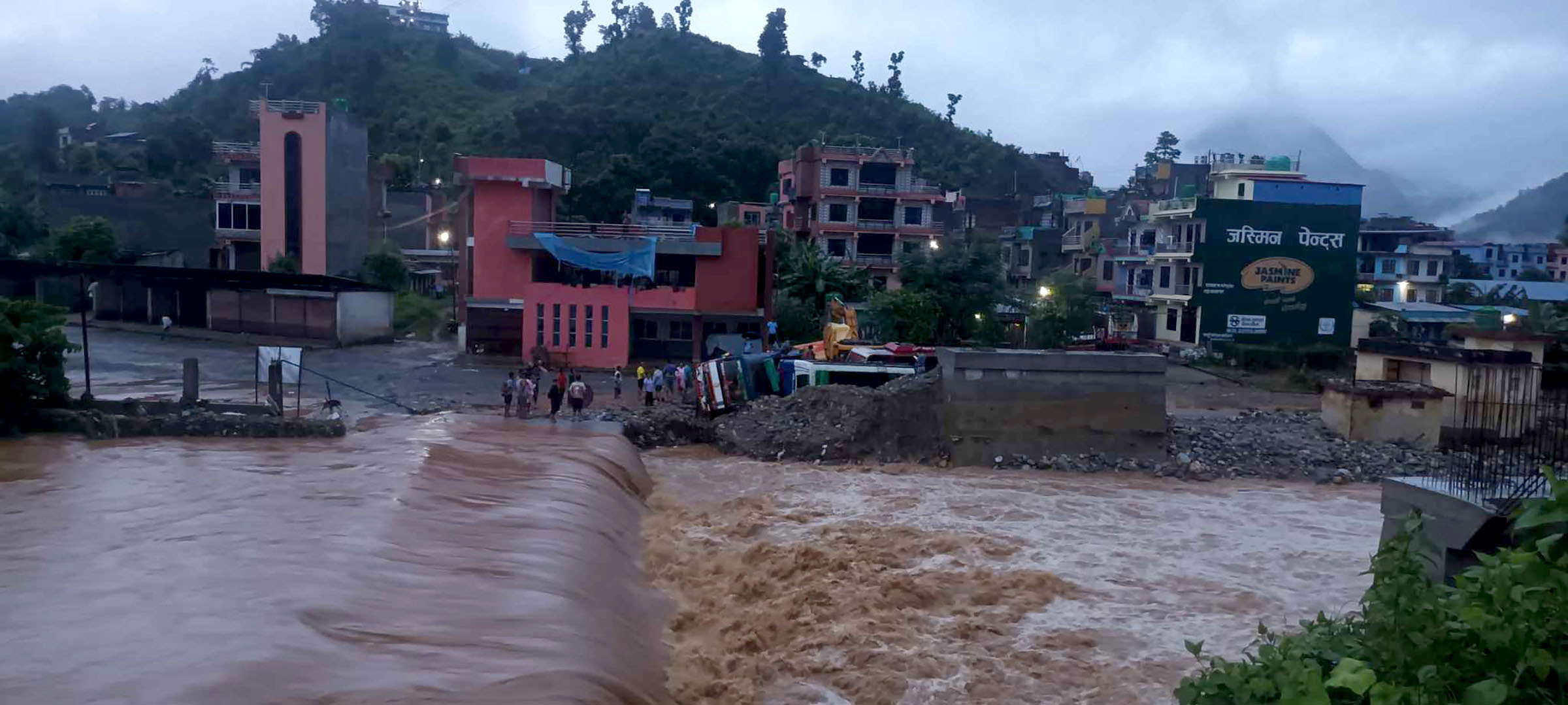 त्रिशूली नदीमा दुई वटा बस बेपत्ता