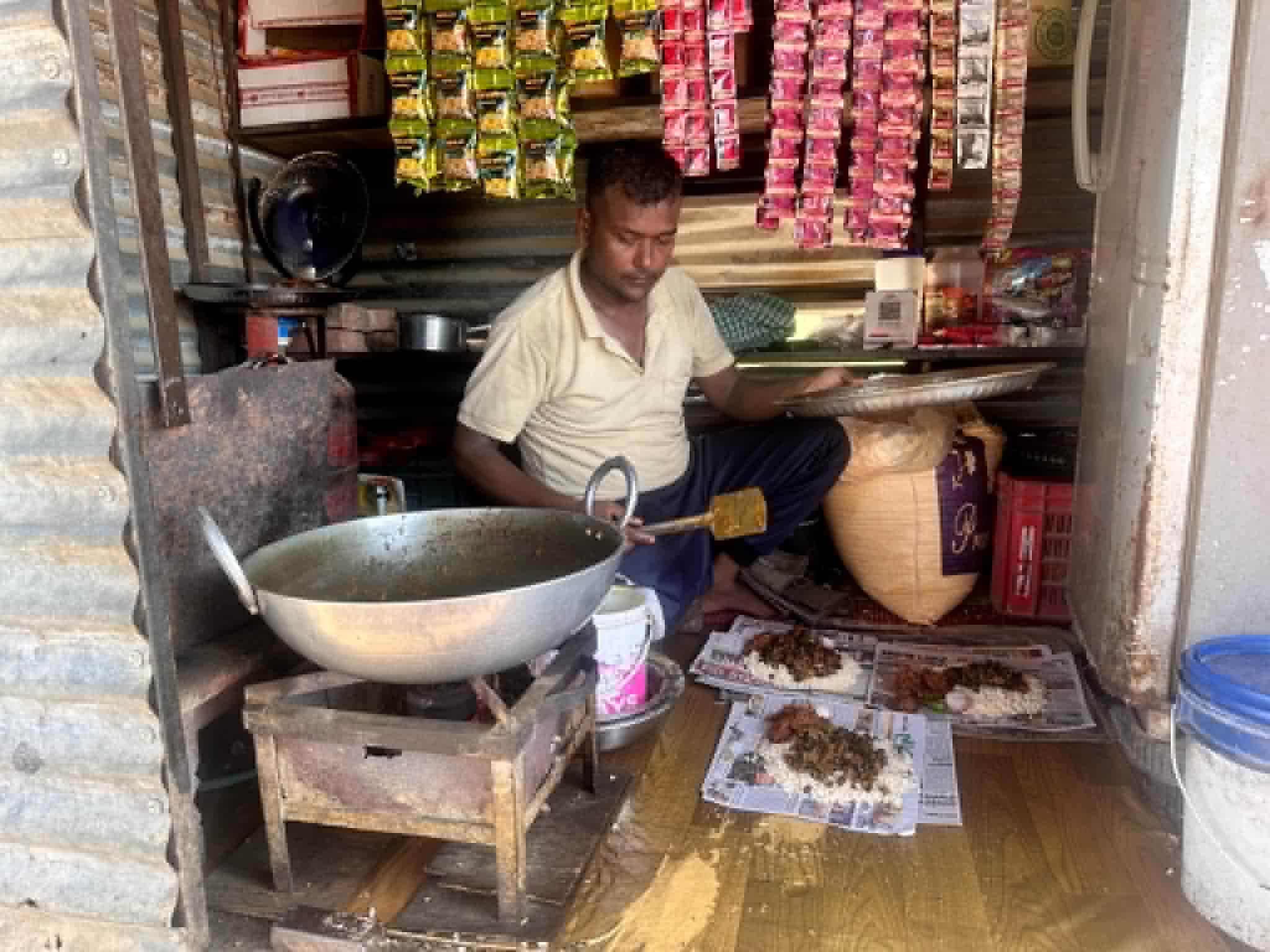इन्द्र साहको इलम : स्वादिलो खाजा बेचेर १० जनाको परिवार भरणपोषण
