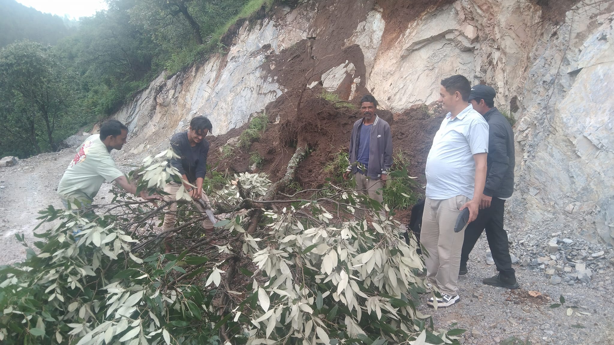 जताततै पहिरो : ४५ सडकखण्ड अवरुद्ध