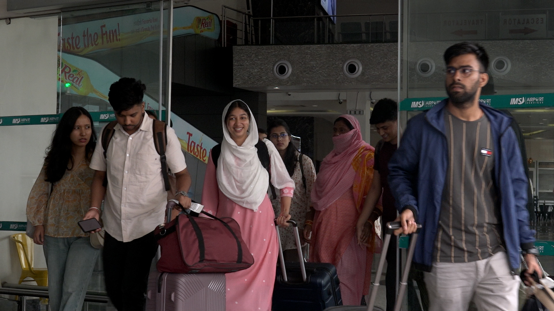 बंगलादेशबाट आइपुगेका विद्यार्थी भन्छन्ः ‘स्थिति असहज छ, प्रधानमन्त्री नै भागिसक्नुभयो’