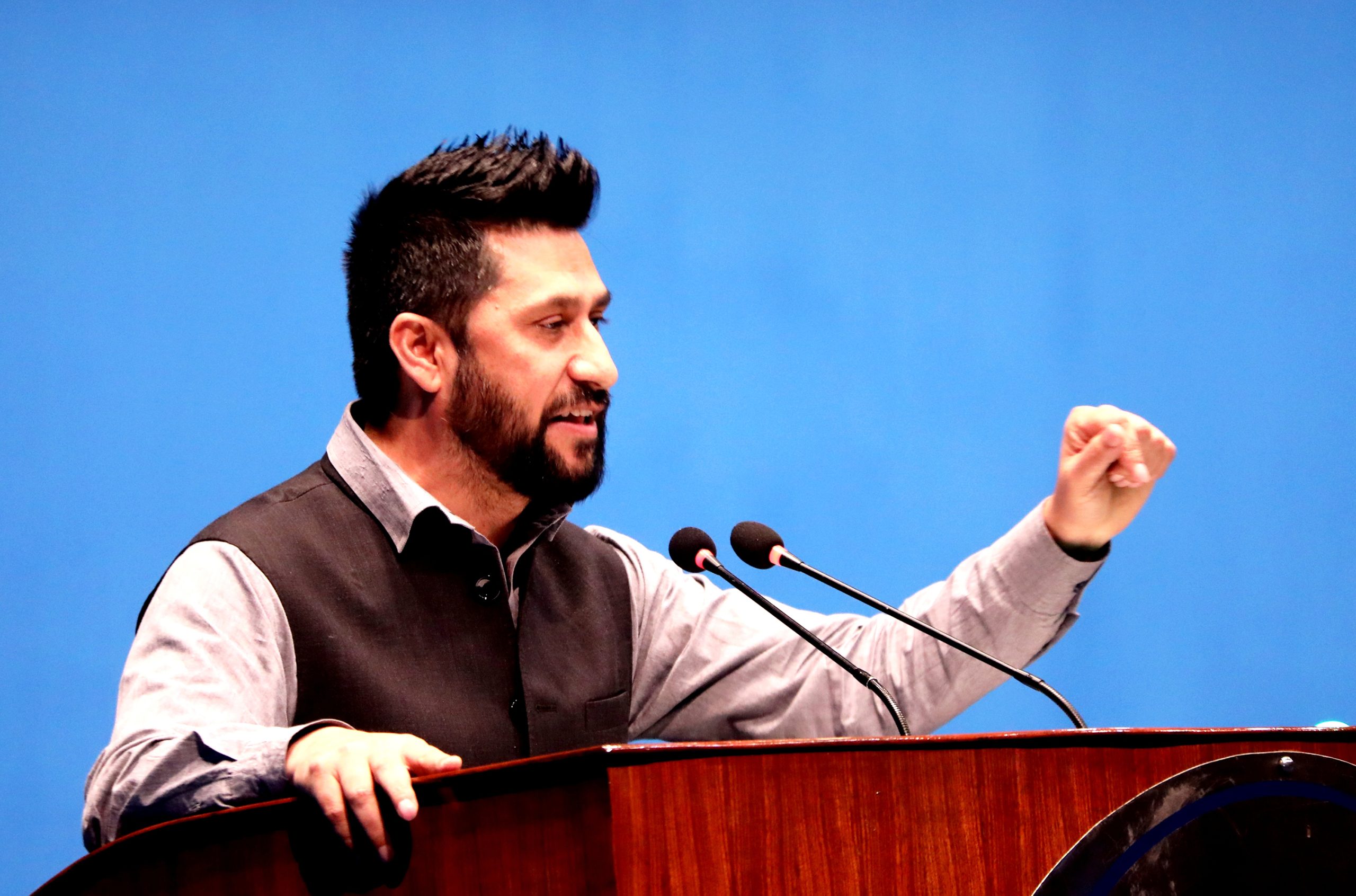 ‘अनुसन्धानको सुई घरको ढोकामा पुगेपछि संविधानको याद आयो ?’