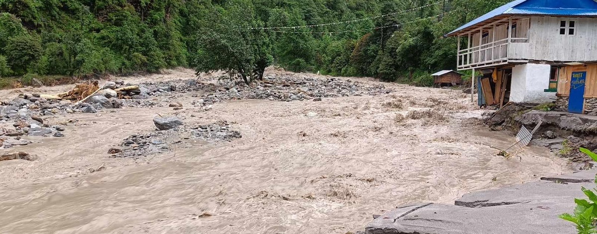 दोलखामा बाढी : तीन घर बगे, एकजना बेपत्ता