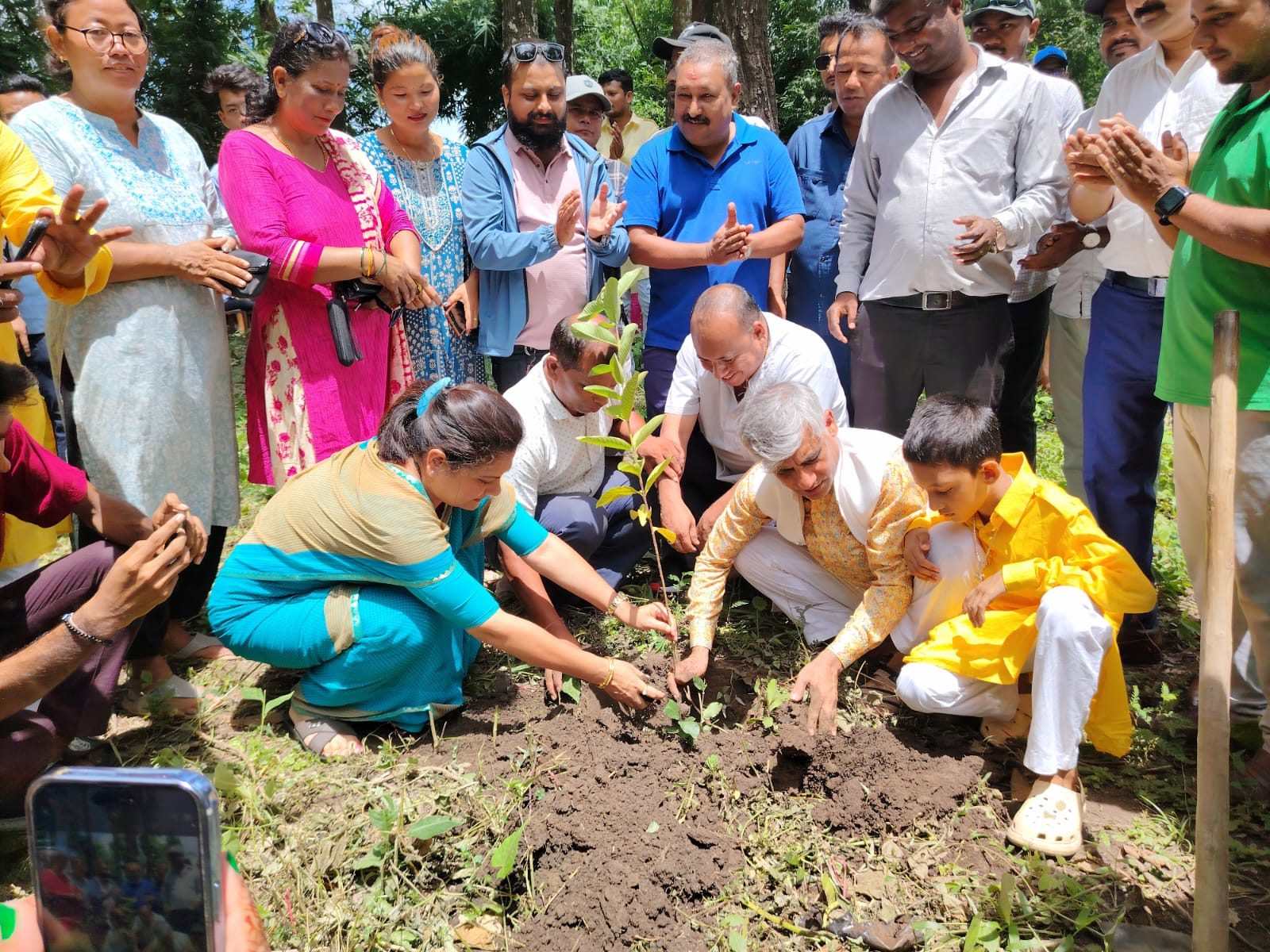 कोशीका पूर्व मुख्यमन्त्री कार्कीको नेतृत्वमा ‘जनावरमैत्री जंगलका लागि वृक्षारोपण’