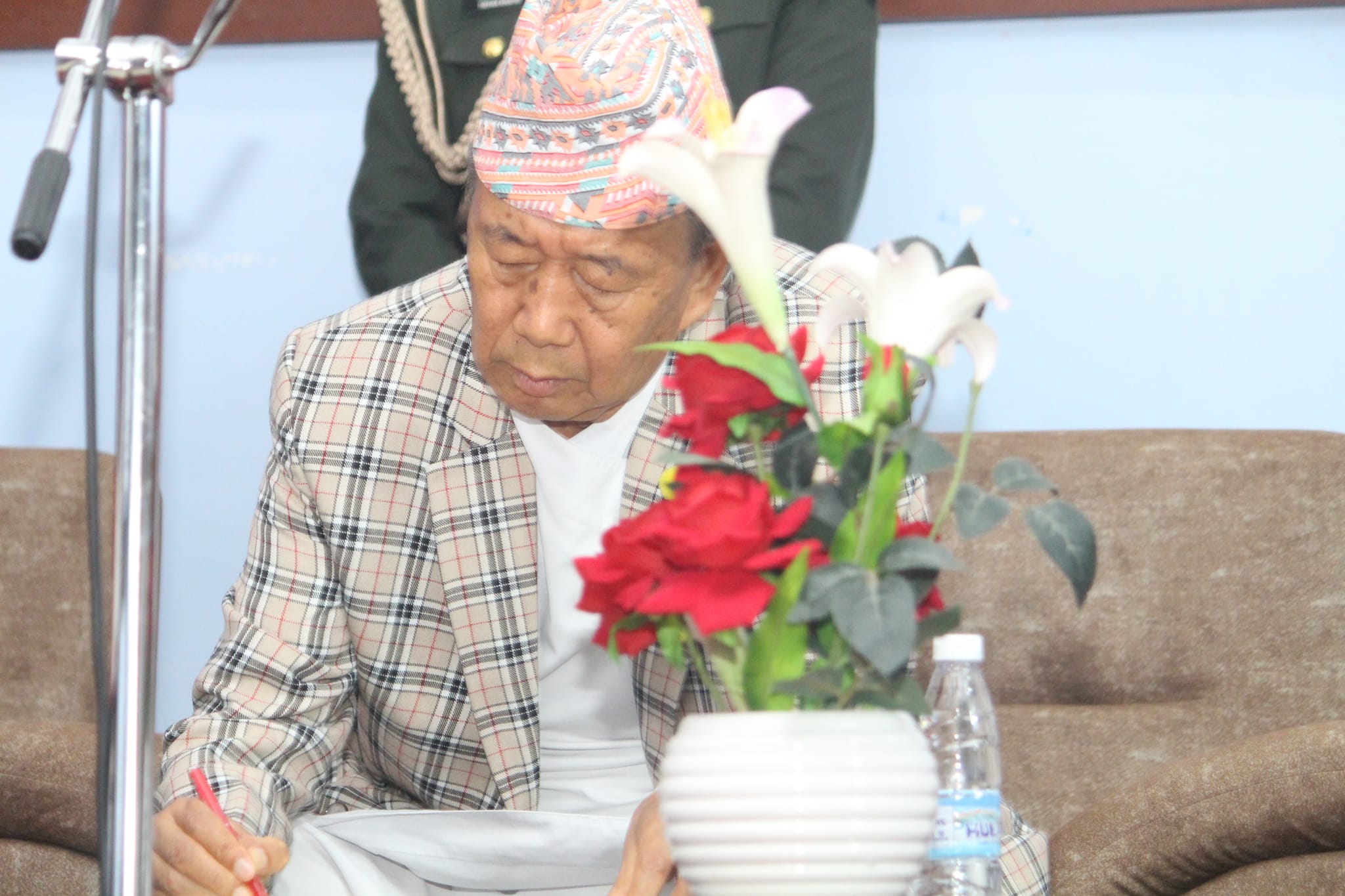 कोशी प्रदेश प्रमुख खापुङलाई अख्तियारको ३५औँ वार्षिक प्रतिवेदन हस्तान्तरण