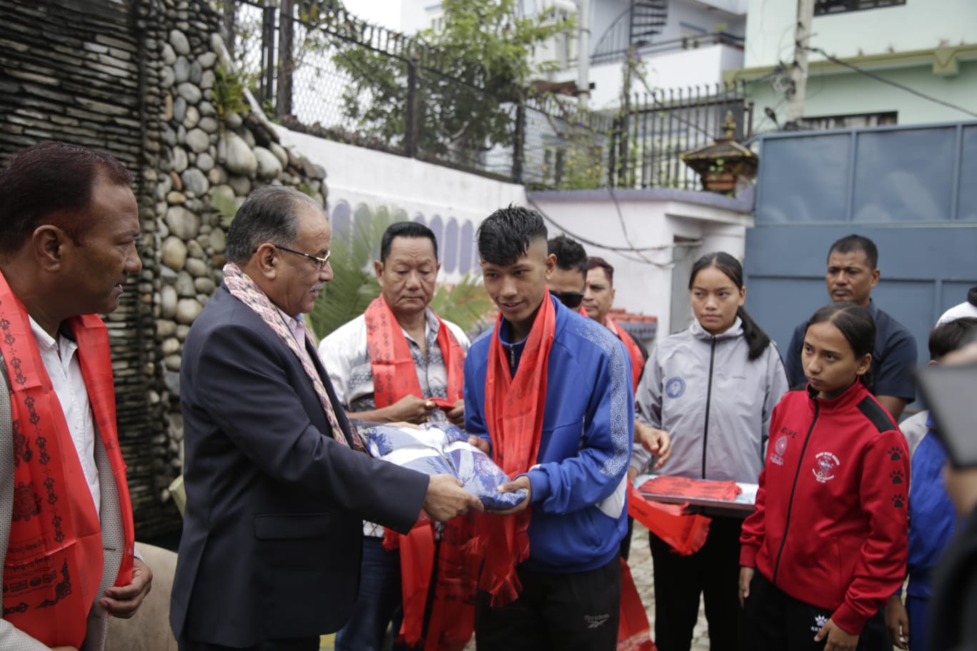 जापान जाने खेलाडीलाई अध्यक्ष प्रचण्डले गरे बिदाइ