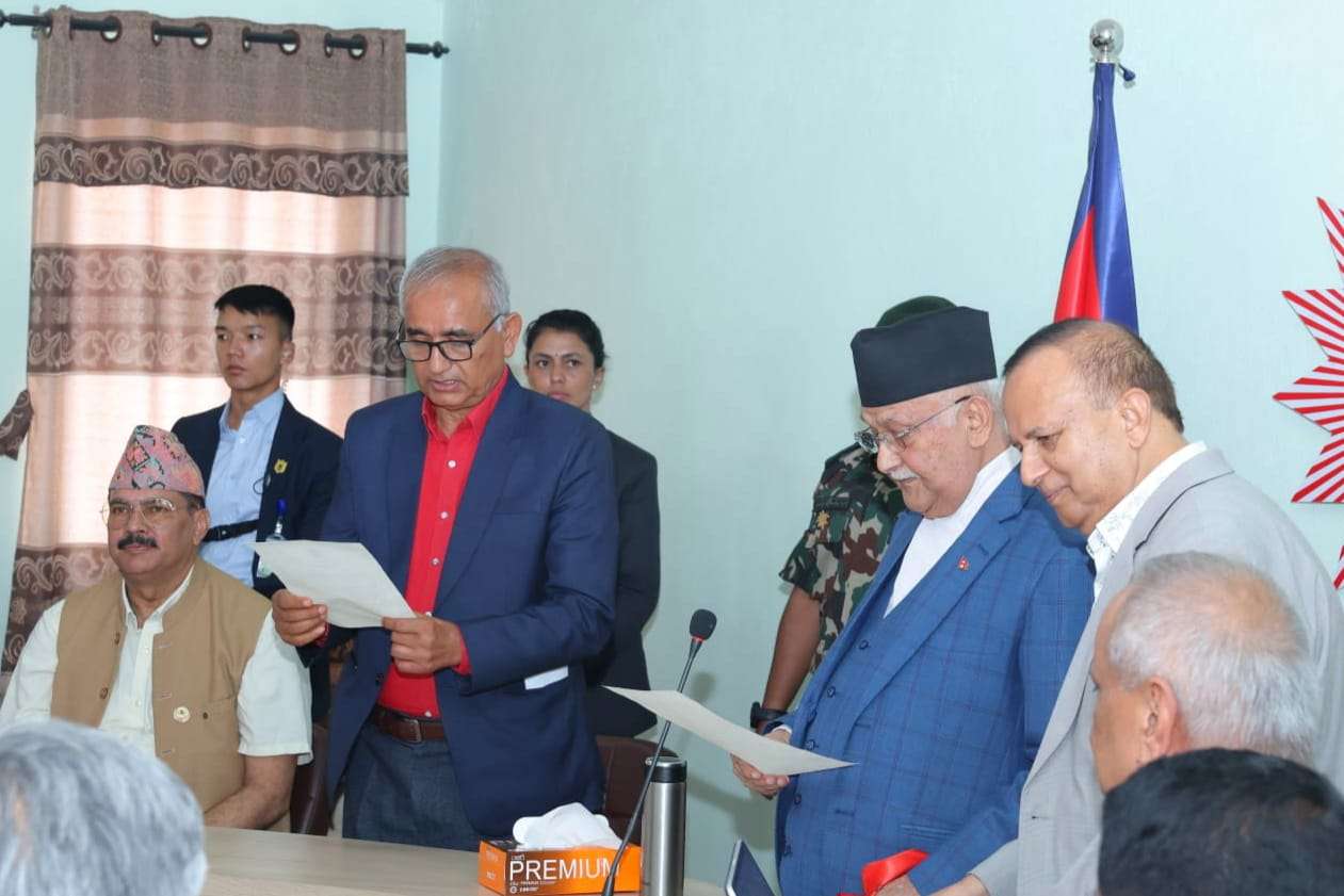 एमाले उपाध्यक्षसहित मनोनीत केन्द्रीय सदस्यहरूले लिए शपथ