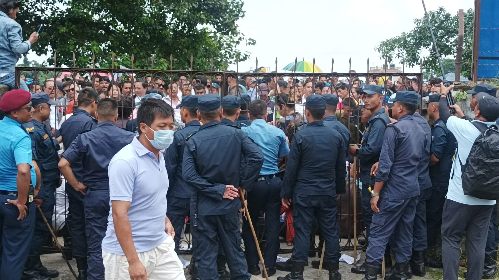 खानेपानी बोर्ड धरानको कार्यालयमा लगाइएको तालाबन्दी खोलियो
