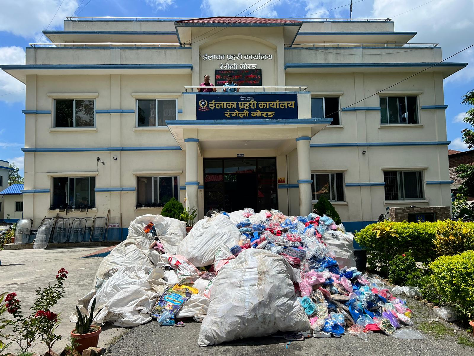 मोरङबाट १६ लाखको अवैध चप्पल बरामद