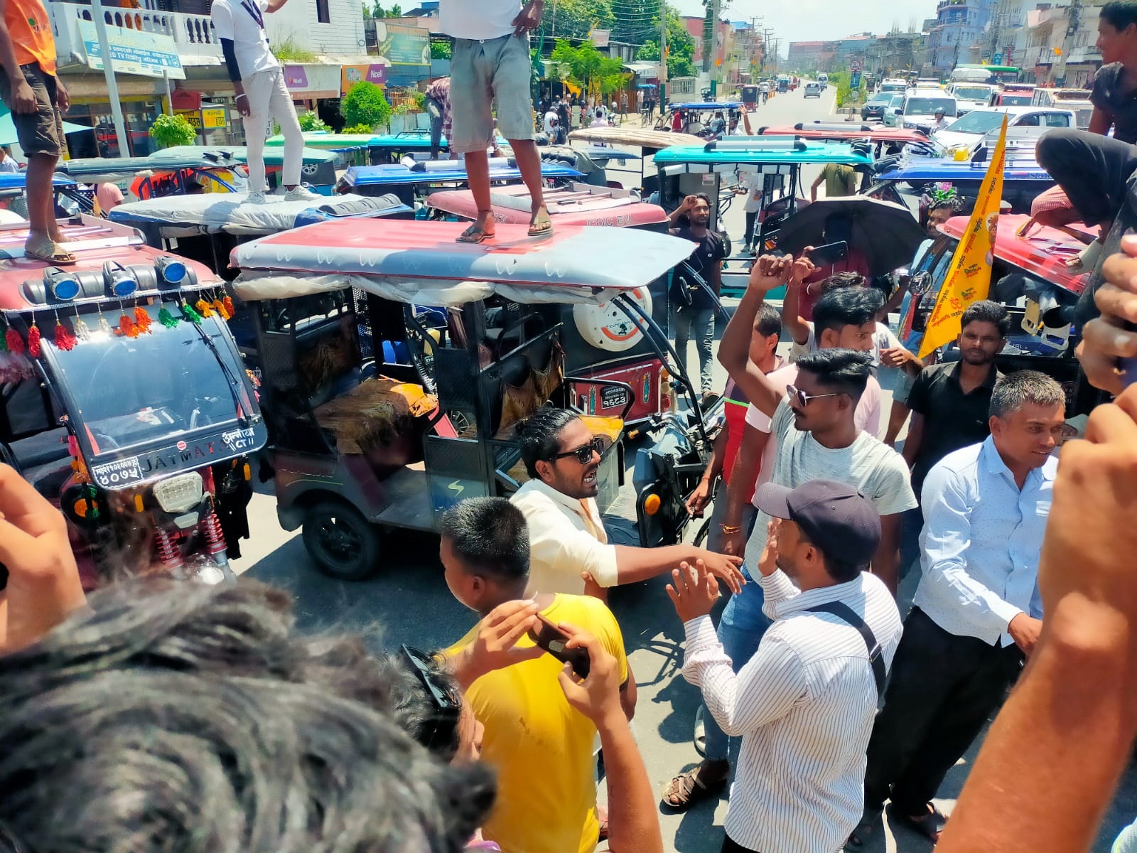 विराटनगरमा सफारी चालकको प्रदर्शनले कोशी लोकमार्ग अवरुद्ध