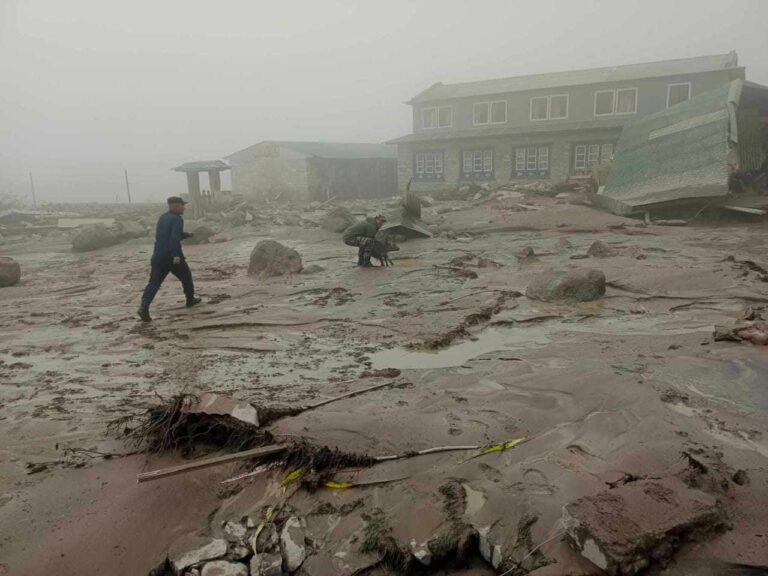 सोलुका बाढी पीडितलाई आर्थिक सहयोग