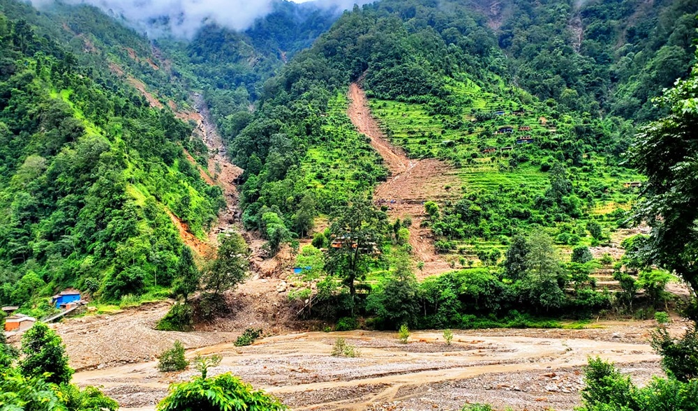 बाँसबोटको भिरबाट खसेको पहिरोले म्याग्दी नदी थुनियो : तटीय क्षेत्रका बस्तीहरुमा सतर्कता अपनाउन आग्रह