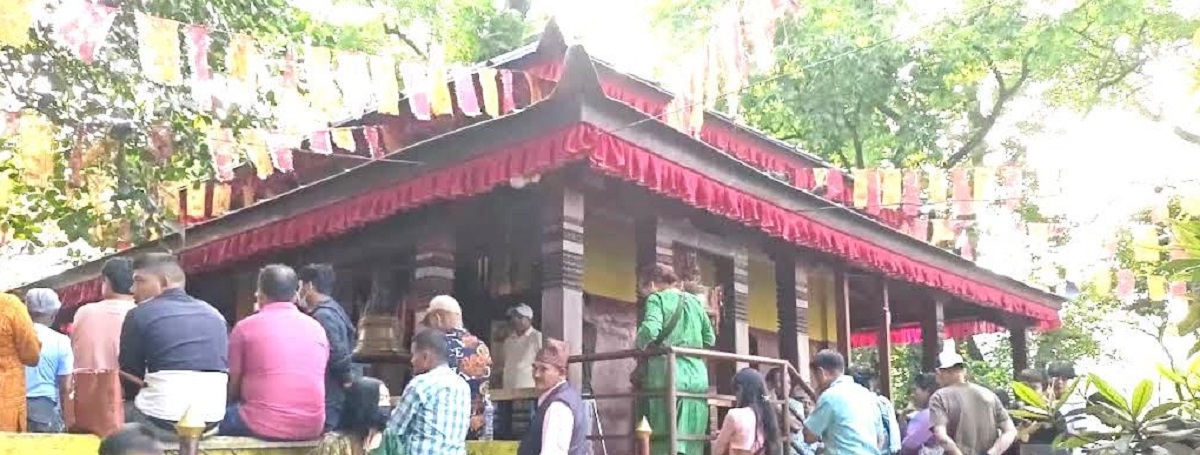 बुढासुब्बामा बलि चढाउन र भाकल पूरा गर्न आउने भक्तजनको घुइँचो