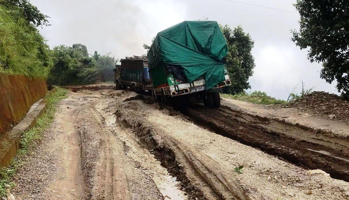 दमक–चिसापानी सडक : बत्तिस वर्षमा दुई किलोमिटर कालोपत्रे