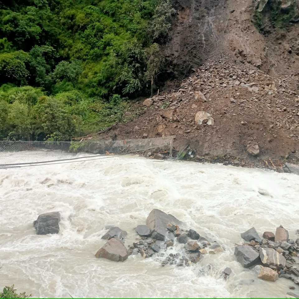 झोलुङ्गे पुल र बाटो बगाएपछि घुन्सा र कञ्चनजङ्घा बेसक्याम्प आवतजावत ठप्प 