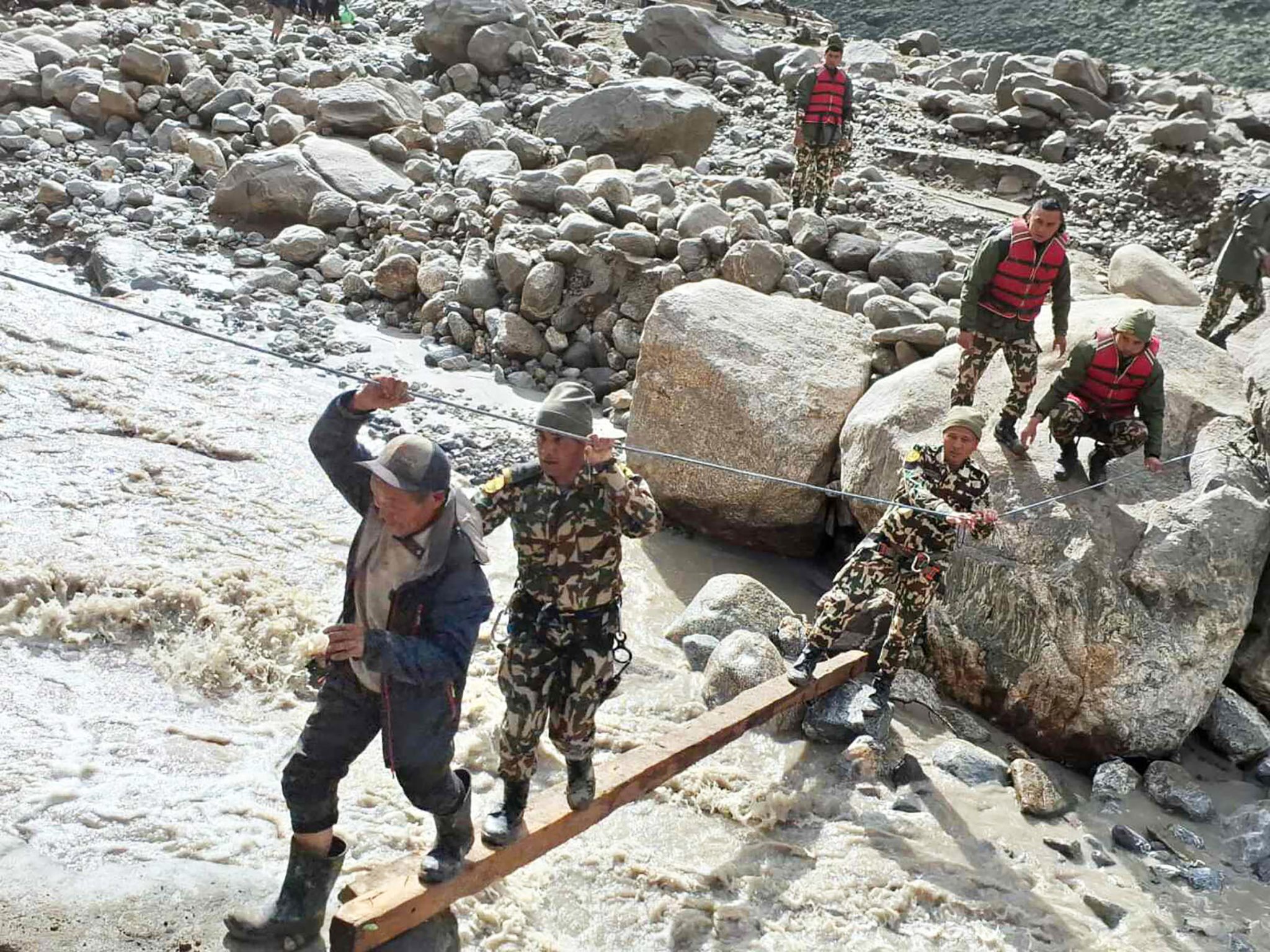 सोलुखुम्बुको थामे बाढीमा बेपत्ता भएका शेर्पा सम्पर्कमा