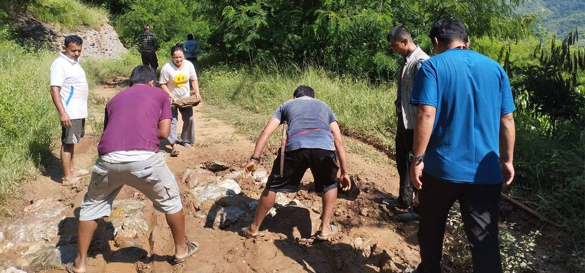 श्रमदानद्वारा सडक मर्मत गर्दै भोजपुरका सिक्रेटारबासी