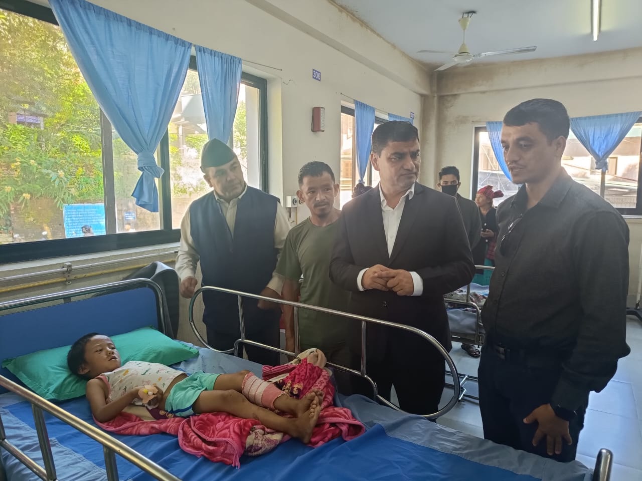 पाँचथरमा भएको बम विस्फोटमा परी घाइते भएका बालकको उपचार सरकारले गर्ने
