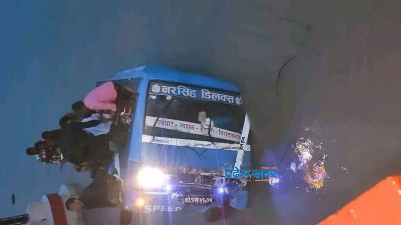 विराटनगरबाट गाइघाट जाँदै गरेको यात्रुबाहक बस कोशी ब्यारेजमा खस्यो
